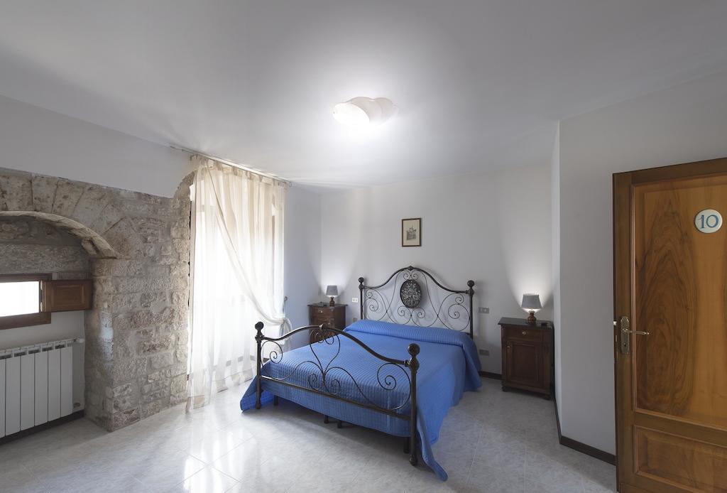 مبيت وإفطار غوبيو Residenza Di Via Piccardi الغرفة الصورة